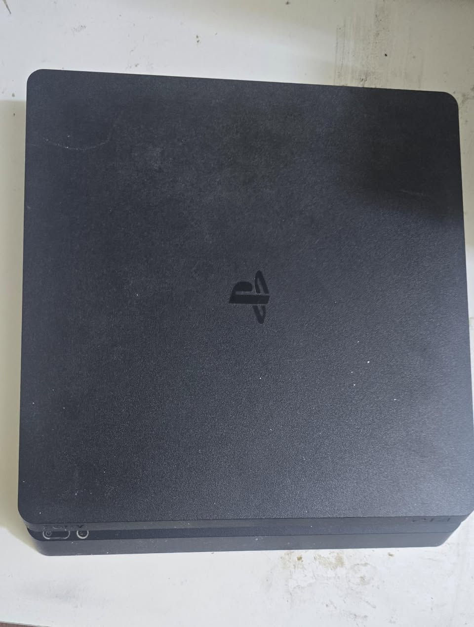 🎮 جهاز PS4 Slim شغال ممتاز وما بي أي مشاكل فنية.
🎮 يجي وياه يد أصلية.
🎮 وياه قرص GTA V.
🎮 تم الفحص والتجربة والجهاز جاهز للاستخدام مباشرة.
🎮 مناسب للألعاب الأونلاين والأوفلاين
📌 الملاحظة: الجهاز واليد والقرص بدون الكارتونات 

للبيع PlayStation 4 Slim 🎮

جهاز PS4 Slim بحالة ممتازة جداً، استخدام شخصي داخل البيت فقط، شغال 100% وما بي أي مشكلة أو عطل. الجهاز محافظ عليه ومجرب وجاهز للفحص قبل الشراء.

✅ يد أصلية
✅ قرص GTA V
✅ واي فاي وشبكة شغالين طبيعي
✅ قراءة الأقراص ممتازة
✅ جاهز للعب مباشرة

الجهاز نظيف ومناسب للي يريد بلايستيشن بسعر مناسب بدون وجع رأس 

للاستفسار :***********
السعر : 195،000 دينار و بي مجال قليل كلش 
العنوان : بغداد نهاية حي اور
