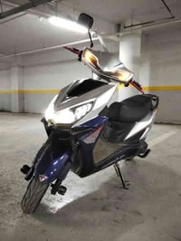 دراجه سكنز شحن بطاريات زينه لايت زين عالي وناصي مع شاحنه السرعه 95 حقي...