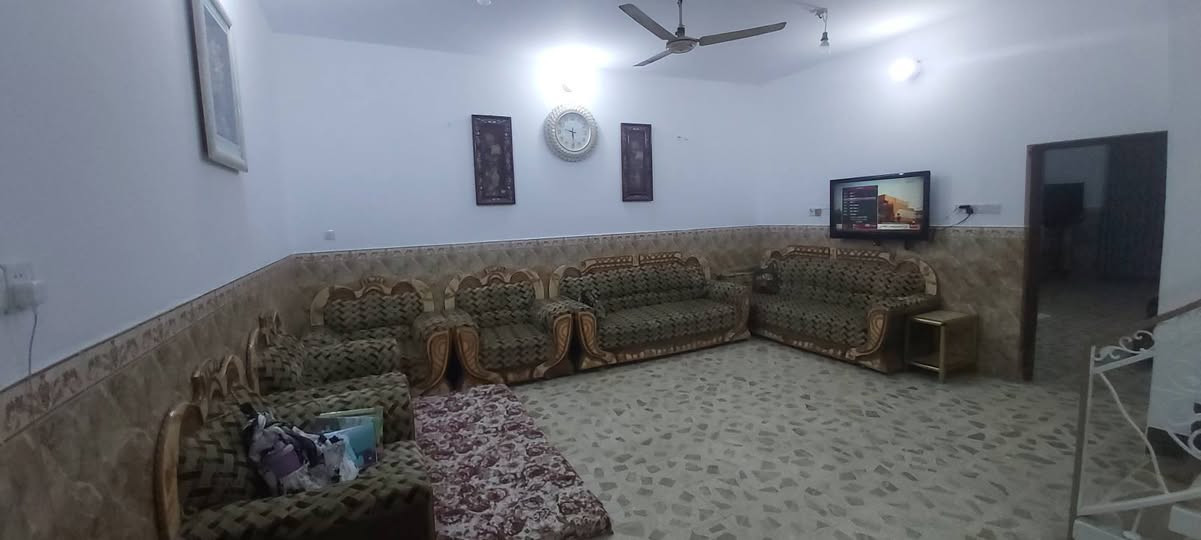 بيت للبيع ٢٠٠ متر حي السلام سايدين مجمع العين يحتوي على ثلاث غرف صاله استقبال صحيات داخليه وخارجيه وبالاضافه الى شقه معزوله طابق ثاني السعر ٤١٠ مليون ***********
