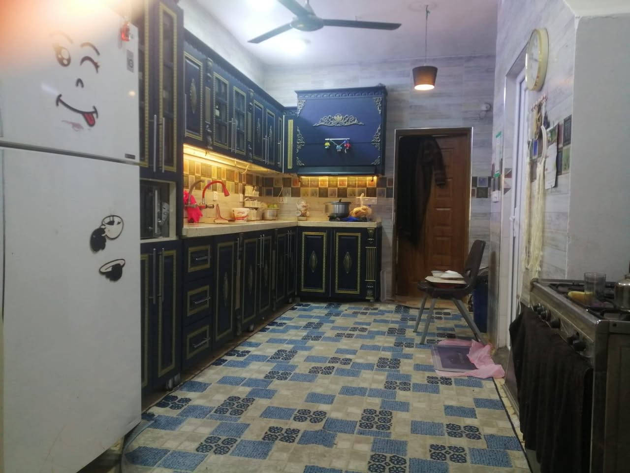 السلام عليكم بيت مساحة 90 متر بسعر مناسب جداً
مواصفات البيت مرمم تأسيس 2022م
مساحة 90 متر 4.5 الواجهة والنزال 20 
وسند أصلي 2025م
الوجه 4.5 والنزال 20
كهرباء وماء وسقف وجدران كلها مستقلة
الأرضية مرمر تركي الطابق الاول
الطرمة 4 ونص في 4 ونص تتسع لسيارة
 والارضية كاشي درجة أولى
الطابق الثاني الأرضية بورسلين 
منظومة كامرات 
منظومة إرضة 
المطبخ وحولي سيراميك مصري 
الصالة 4 و نص سم في 4 ونص
الحولي 6 متر 
الغرفة الأرضي 5 متر
الغرفة طابق الثاني 4.5 في 4.5
مناور عدد 2
حمامات عدد 2 داخلي وخارجي
سطح ناصي وسطح عالي
وفي السطح العالي مخزن حديد 3 في 2 ونص
الاستفسار الاتصال على الرقم ***********
