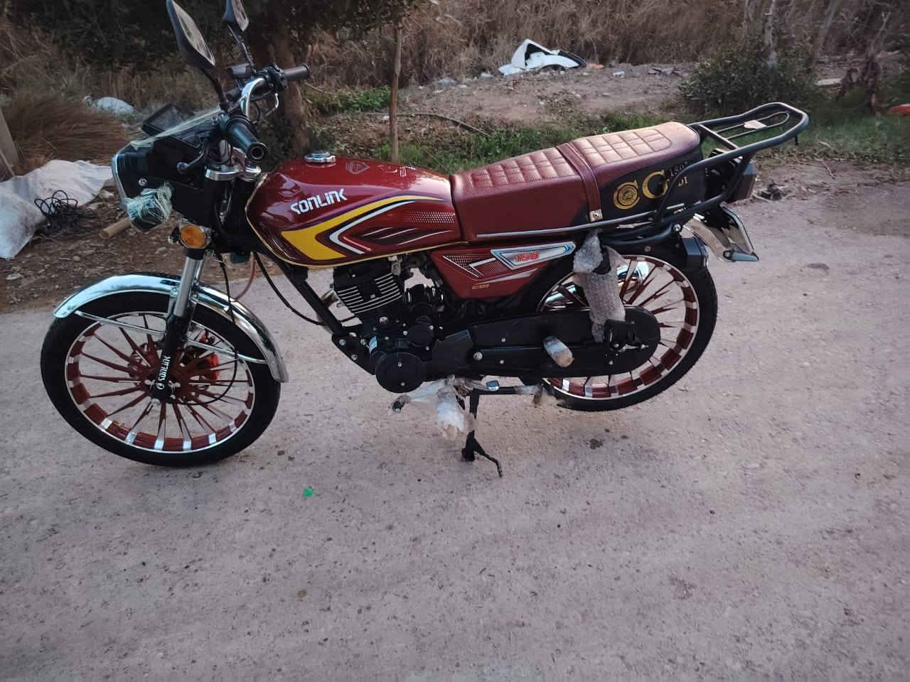 السلام عليكم للبيع دراجه سيفان سولنك موديل 2025 ماشيه ألف 1000 دراجه جديده بعدهي زيرو محرك150 بصمه تشغيل عن بعد مابيه أي نقص دراجه جديده أوراق اصوليه كارتونيه ومنفيس مامكمركه بدون كمرك ماتترقم السعر 875 وبيه مجال حك الجيه المكان بغداد المدائن سلمان باك الاستفسار أكثر الاتصال على الرقم *********** ولي ماعاجبه السعر لا يعلق ويكسر بحلال العالم
