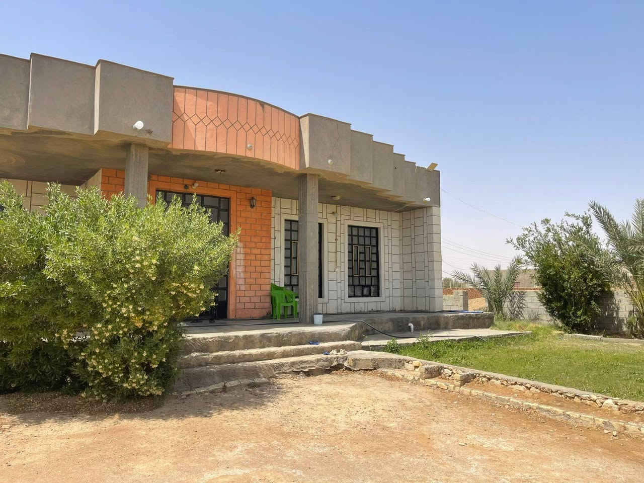 🏡 عرض اليوم — دار للبيع بموقع مميز 🔥

إذا كنت تبحث عن الراحة والأمان والاستقرار فهذا العرض مناسب إلك 👌

📍 الموقع: الرمادي — ناحية اليرموك
قرب مدرسة السيف المجرب ومدرسة الشمس للبنات
داخل منطقة سكنية متكاملة تتوفر بيها جميع الخدمات:
✅ ماء
✅ كهرباء
✅ تبليط
✅ مدارس
✅ خدمات بلدية

📚 شارع المدارس يضم خمس مدارس ابتدائية ومتوسطة وإعدادية للبنات والبنين، يعني موقع مثالي للعائلة والسكن الهادئ.

📐 مساحة الدار مع الأرض: ٢٠٠٠ متر

🏠 محتويات الدار:
▪️ ديوان استقبال
▪️ هول
▪️ صالة داخلية كبيرة
▪️ غرفتين نوم
▪️ مطبخ حار وبارد
▪️ حمامات داخلية وخارجية

🔨 البناء حجر وسمنت مع رباط أرضي

⚠️ ملاحظة مهمة:
جنس الأرض واقع حال (لزمة) مكفولة من أي مشكلة عشائرية
تعهد وبصمة ومكاتبة حال المنطقة بالكامل
ولا يوجد طابو

📞 للاستفسار والمعاينة مراجعة:
مكتب العسافي للخدمات العقارية

#الرمادي
#اليرموك
#عقارات_الأنبار
#عقارات_الرمادي
#دار_للبيع
#بيت_للبيع
#استثمار
#عروض_عقارية
#مكتب_العسافي
#بيع_وشراء
#العراق
#الأنبار
#بيوت_الرمادي
#دار_واسعة
#سكن_عائلي
#موقع_مميز
#عقار
#عقارات
#فرصة_استثمارية
#شراء_دار
#بيت_أحلامك
#العسافي_للخدمات_العقارية


**إذا كنت صاحب هذا الإعلان وتريد حذفه لأي سبب، رجاءا أرسل رسالة إلى الدعم الفني**