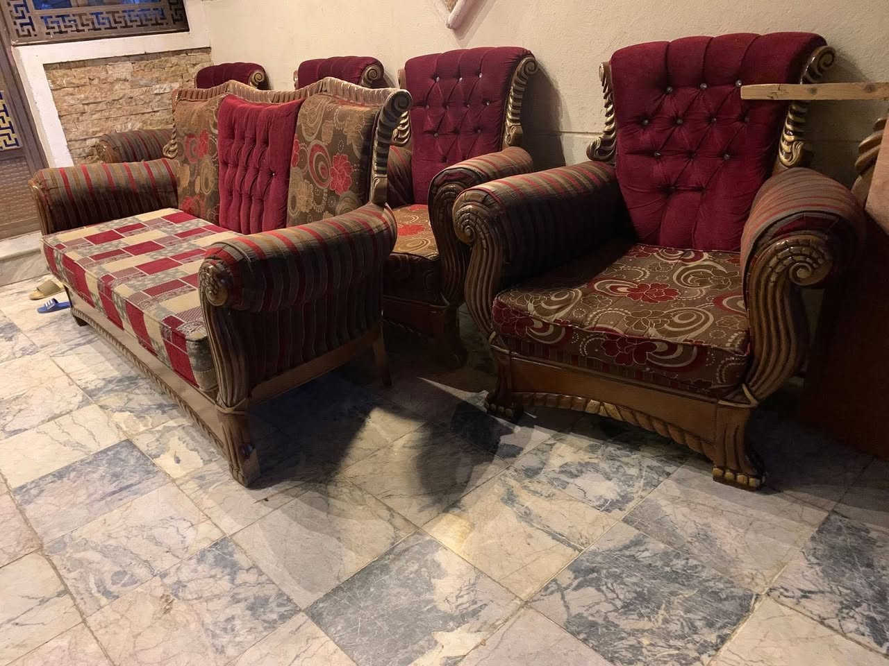 اترخص من مدير محترم تخم قنفات 7 مقاعد نضيف جدا اي ضرار مابيه يتكون من قنفه كبيره + 4 كراسي تكمه ثكيل جدا تفصال الله شاهد السعر 100 رقم هاتف *********** بغداد اتصال عل رقم فقط السبب بيع انتقال الى مكان اكبر
