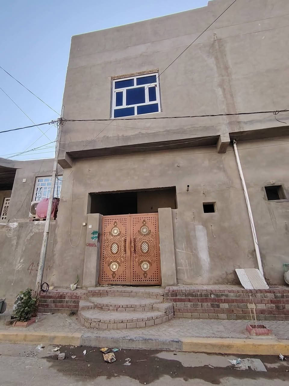 بناية للبيع 200متر تحتوي على
3غرف نوم 
وصالة 12×6
مطبخ 7.500×5 

بيت جوة 120متر 
صالة +غرفة نوم +مطبخ +براني 

محلات 6 طول المحل 4×3 
مصفرات عن الضريبة ولماي ولكهرباء 

المحلات مئجرات كلهن الواحد على 150الف 
البيت الجوة مئجر ب350  
البيت ركن على شارعين 
الموقع الدوانية شارع الاسكان شارع تاج الياسمين 
للستفسار ***********

***********
