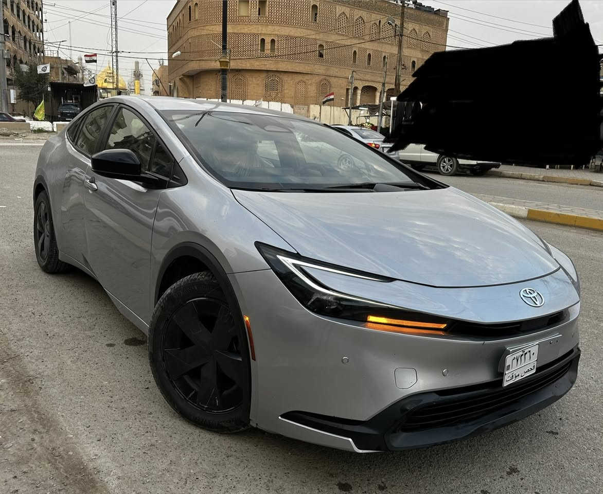 🚘 تويوتا بريوس 2023 – اللون سلفر الملكي
اراوس وبيع يرهم حسب القناعه 

السعر  158 ابلاش ابلاش ارخص ابريوس ب العراق 

 🚘

هايبرد

✨ بصمة تشغيل | بصمة أبواب | إشارات ترحيب | بصمة جنطة | محرك 2000cc | اقتصادية وصاروخ تصميم ✨

📍 الوصف العام:

تويوتا برايس 2023 تجمع بين الفخامة والأداء والقوة في تصميم واحد.

سيارة تلفت النظر من أول لحظة، مظهرها أنيق وصاروخي بنفس الوقت، واللون السلفر يزيدها هيبة ولمعان.

تجربة قيادة فريدة، هدوء المحرك ونعومة القيادة يخلوك تحس إنك راكب أعلى فئة من سيارات تويوتا.

⸻

⚙️ المواصفات الفنية:

 • المحرك: 2000cc قوي واقتصادي جداً بالبنزين — يعطي عزم سريع واستجابة ممتازة.

 • نظام التشغيل: تشغيل بصمة ذكية بدون مفتاح.

 • الأبواب: دخول بصمة أبواب — تفتح وتغلق تلقائياً عند اقترابك.

 • إشارات ترحيب ضوئية عند الفتح – لمسة فخمة وجو استقبال جميل.

 • بصمة جنطة (فرامل إلكترونية) – راحة وأمان أكثر أثناء التوقف.

 • ناقل حركة أوتوماتيكي ناعم جداً – نقلات سريعة وسلسة بدون أي اهتزاز.

 • مكيف تبريد قوي جداً – تبريد فوري ومناسب لأجواء العراق الحارة.

 • تصميم داخلي فاخر:

 • مقاعد مريحة بتفاصيل أنيقة

 • شاشة وسطية ذكية مع كاميرا خلفية واضحة جداً

 • تحكم كامل بالمقود

 • أنظمة أمان حديثة: وسائد هوائية – حساسات خلفية – نظام ثبات إلكتروني

⸻

🌟 الإيجابيات:

✔ تصميم عصري ورياضي يخليها مميزة عن باقي السيارات.

✔ اقتصادية جداً بالوقود رغم المحرك القوي.

✔ اللون السلفر يعطيها مظهر راقٍ وما يبين الأوساخ بسهولة.

✔ تويوتا = اعتمادية، متانة، وسهولة صيانة.

✔ سيارة تجمع بين الأناقة والعقلانية – تناسب الشباب والعائلة بنفس الوقت.

⸻

📞 للتواصل: ‎(‭ ***********)

📍 الموقع: ‎(صلاح الدين– سامراء )

💬 لا تفوّت الفرصة! سيارة نظيفة جداً ومواصفاتها تخبل، الجاد يتواصل – والله يرزق المشتري

الضرر كما موضح مع الصور بجم كبس 

السعر158 . ابلاش ابلاشششششش ماكو  هيج سعر ب العراق
