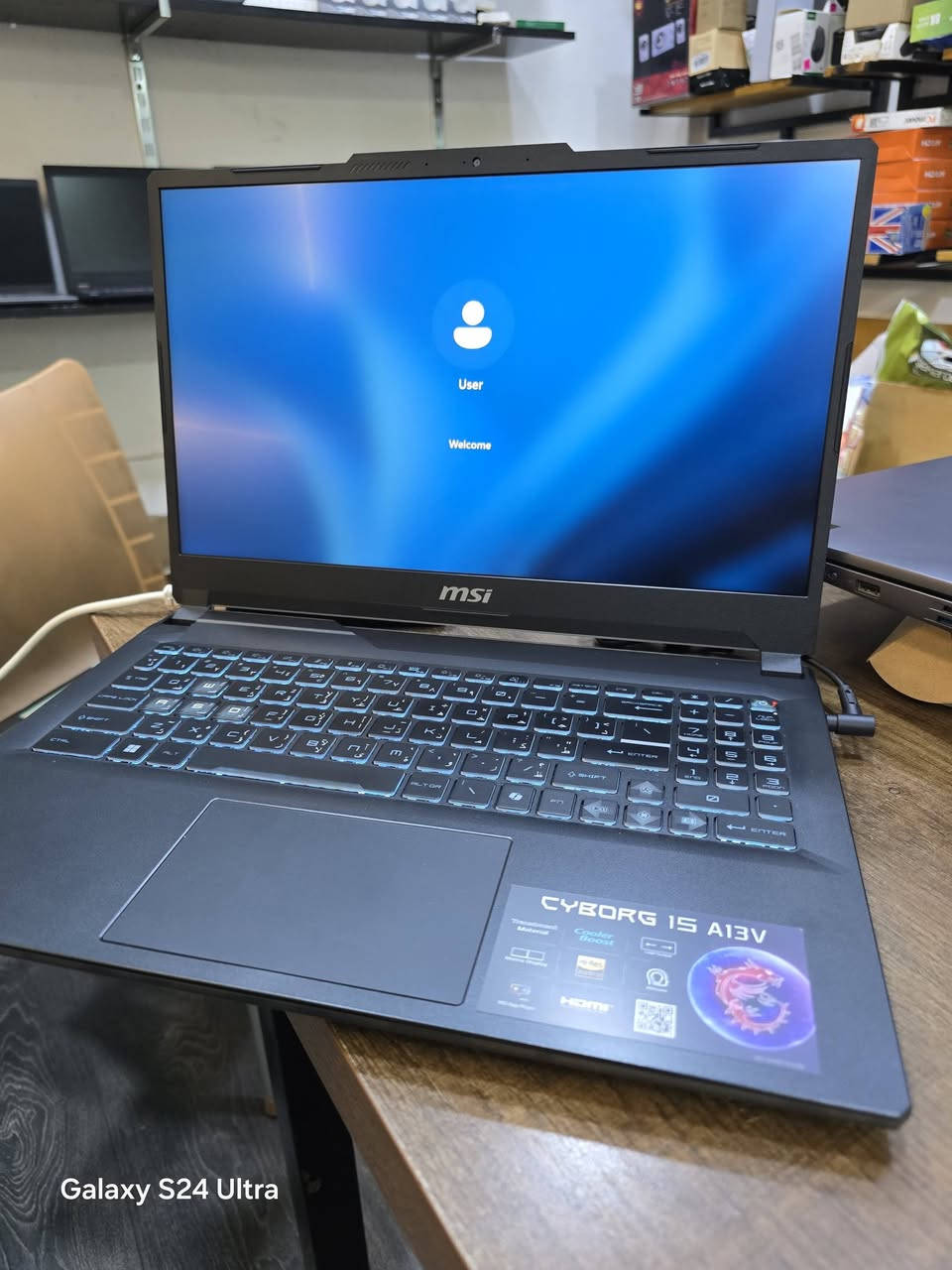 💻 الوحش الكيمنك صار بين إيديك! MSI Cyborg 15 🦾🔥
​إذا كنت تدور على لابتوب يشيل أثقل الألعاب البرامجية والـ AAA بقوة وسلاسة، وبنفس الوقت تصميمه مستقبلي وخفيف.. هاد الجهاز إلك! 👇
​🚀 المواصفات الخارقة:
​المعالج (Processor): إنتل كور من الجيل الثالث عشر (Gen 13) - أداء جبار وسرعة استجابة فائقة لمعالجة البيانات والمهام المتعددة.
​كرت الشاشة (GPU): عملاق إنفيديا RTX 4060 🐉 - عيش تجربة الـ Ray Tracing والـ DLSS 3 بأعلى فريمات واستمتع بألعابك المفضلة (مثل PUBG وغيرها) وسلاسة تامة بالبث والتصميم.
​الذاكرة العشوائية (RAM): سعة 16 جيجابايت - لسرعة خارقة بالتنقل بين الألعاب والبرامج بدون أي تعليق.
​الهارد (Storage): مساحة 1 تيرا بايت SSD NVMe ⚡ - إقلاع للجهاز بثواني ومساحة عملاقة تخزن بيها كل ألعابك وملفاتك بدون قلق.
​التصميم: شاشة ذات تردد عالي للكيمنك، مع كيبورد مضيء وتصميم الـ Cyborg الشبه شفاف والمميز جداً.
​💡 الجهاز مثالي لـ: صناع المحتوى، المصممين، المبرمجين، وطبعاً.. الـ Gamers اللي يدورون على صدارة الفريمات.
​📌 الكمية محدودة جداً!
📥 للاستفسار عن السعر أو الحجز، راسلنا مباشرة على الخاص (الرسائل) أو اترك تعليقاً وسنقوم بالرد عليك فوراً.
📍 ***********. *********** سعر ١٤٠٠٠٠٠
