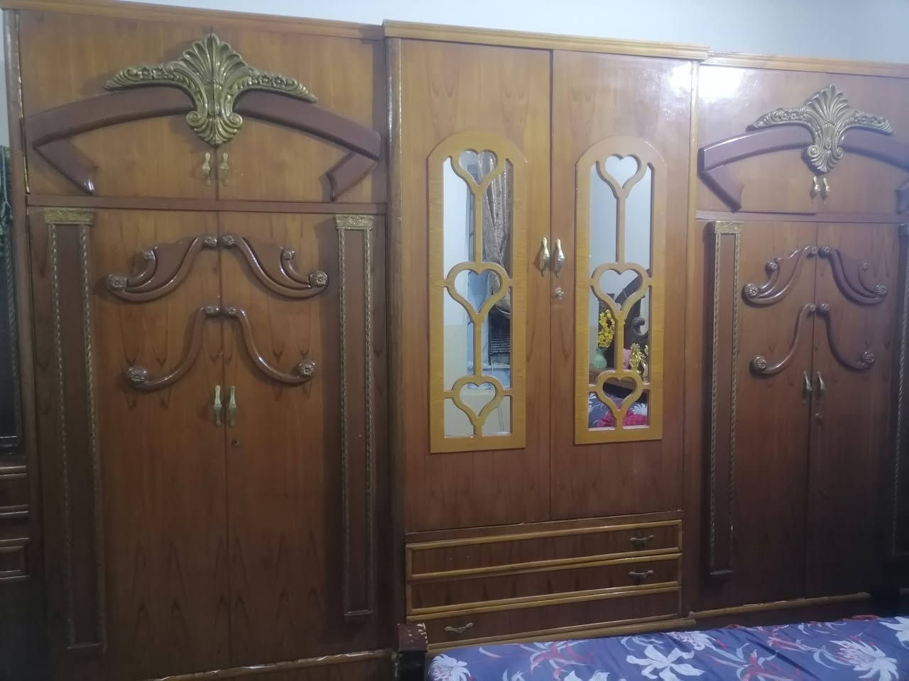 غرفه اخشاب  قاطين نضيفه ٨٠٪ المكان بهرز و الشراي بي خير و يدلل  الرقم ***********
