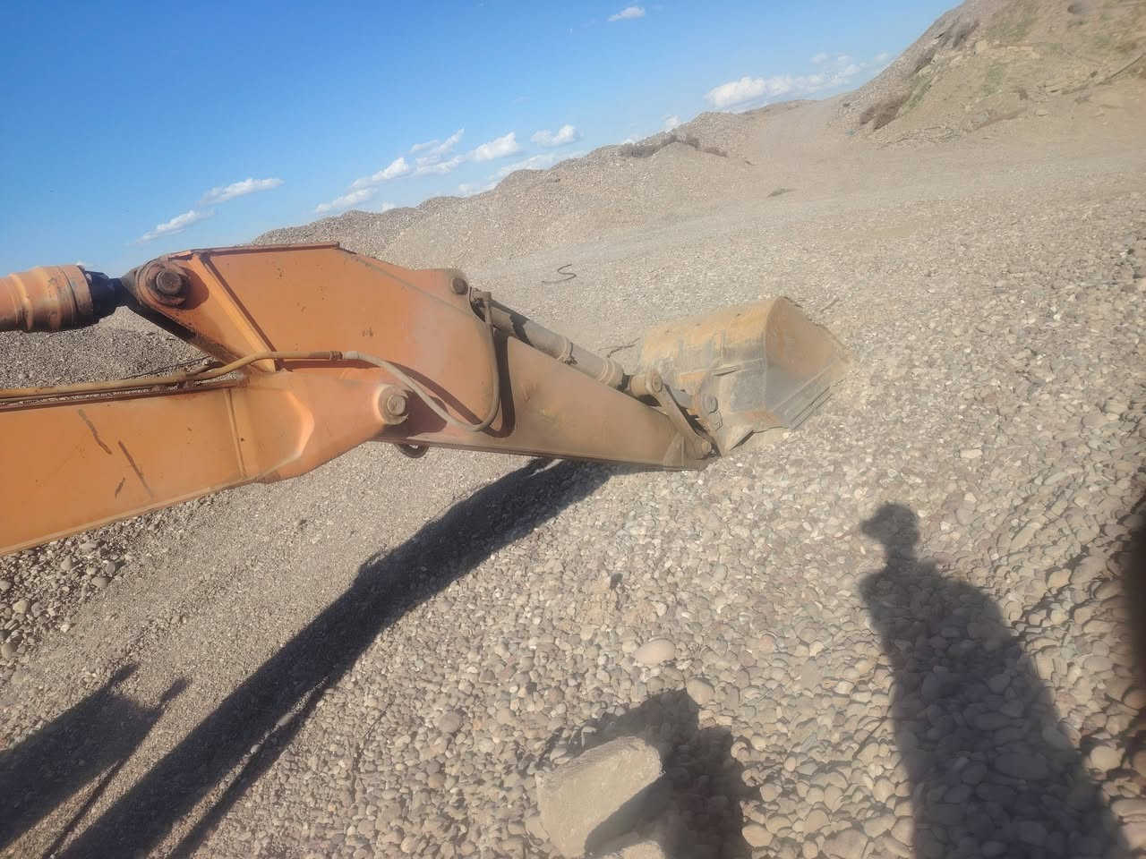 السلام عليكم للبيع حفاره فيات هيتاشي حجم ٢٠٠ موديل ١٩٩٧ منفيس محرك شرط ما ينقص كيله جديده مضخات خير من الله زناجيل كله جديد السعر ١١٠ معه مجال الاستفسار *********** صلاح الدين الشرقاط
