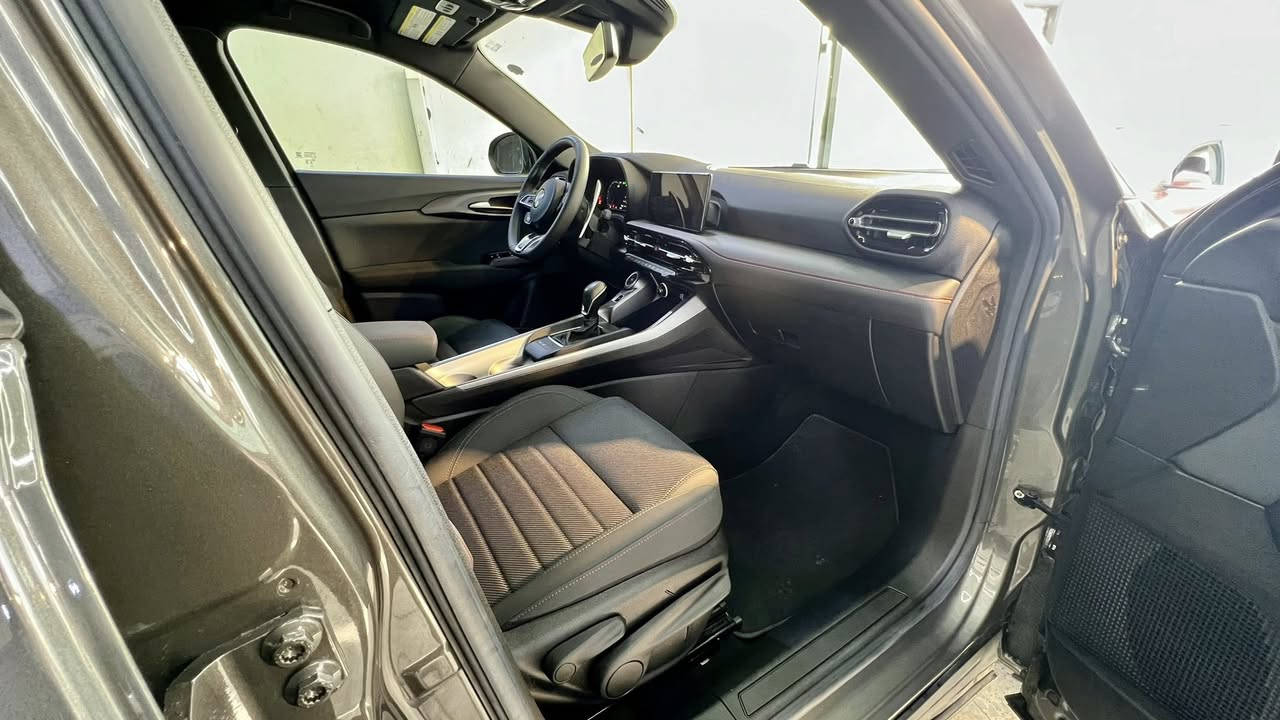 ‏Dodge hornet R/T  هايبرد 
موديل :2024
محرك : 1.3 تيربو بقوة 288 حصان 
‏ (Plug-in Hybrid)
تمشي بالشحن الخارجي ٥٠-٦٠ كيلو 
بدون صبغ بدون بارد بدون ايرباك 
بنيد مبدل لون 
بدون ولا جيك
تبريد وراديترات بلاد 
مواصفات : 
حساسات خلفيه
رادار امامي + خلفي
نقط عمياء
خروج عن المسار 
اوتو هولد
اوتو بارك 
كشنات كهرباء تدفئة
شحن لاسلكي ( wireless )
شحن USB + type C
ويل حجم 18 
كشنات جلد 
شاشة حجم كبير + ابل كاربلي
تبريد قطعتين بيانو
سبورت مود يتغير برمجة وصوت السياره
تشغيل عن بعد 
دخول ذكي للأبواب 
بصمات عدد ٢ 
مرآة شفط 
جنطة كهرباء
بريكات بريمبو رياضي
شفتات ستيرن
خزن ميموري كشنات
شاشه ملاحة / وغيرها من المواصفات

السعر المطلوب :- 18500$ (185) ورقة وبيها مجال 

# للأستفسار 
اتصال //واتساب 
 ***********
