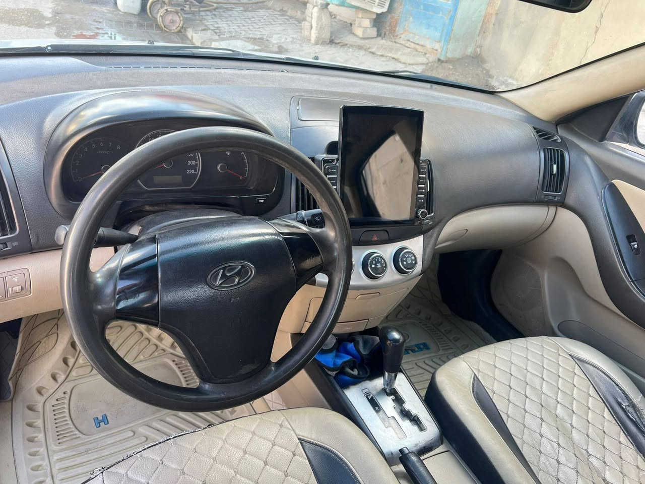 سلام عليكم شباب من رخصت مدير الكروب انتره مقدس 2011 ضرر باب السايق وبنيد صبغ فقط رقم كربلاء مشروع وطني مكان السياره نجف الاشرف السعرر  105 وبيه رجائن المايشتري يدعيلنه بل زرق رقمي ***********
