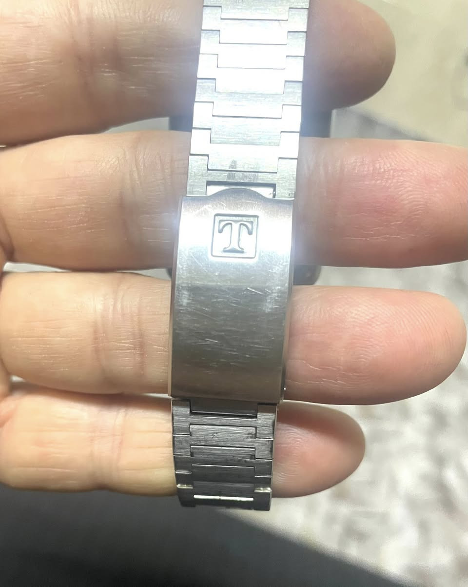 ساعة تيسوت (F1) بطاريه سويسري دبل تايم  من النوادر فنتج قديم القطر 36-40 ملم خصصت لسباق السيارات الفورملا (1) تحوي على اضاءه داخليه ومنبه وساعة إيقاف وتوقيت عالمي بلادية بالكامل ووقت مضبوط جداً 
الهيكل من الفولاذ المقاوم للصدأ 
السعر 175 ألف للمهتم خاص *********** المكان كركوك يوجد توصيل
