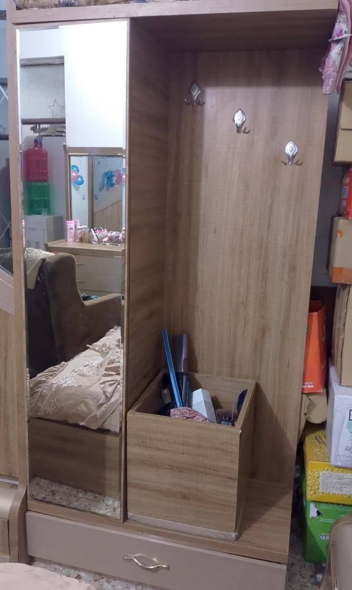 غرفة تركية درجة اولى نظيفة جدا 
8 قطع سلايدات هيدروليك 
السعر 700  المكان الشعب التجار
الاستفسار  ***********
