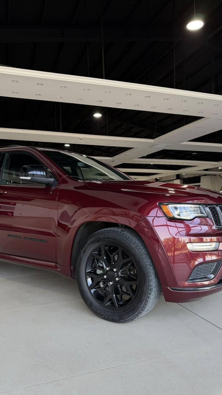 جيب Grand Cherokee Limited X 2021
كفالة عامة جديدة بالكارتون📦⭕️

محرك 5.7L HEMI V8
8 سلندر — 360 حصان
جير أوتوماتيك 8 سرعات
دبل 4x4
عزم قوي وثبات عالي

مواصفات:
تشغيل بصمة، دخول ذكي، شاشة كبيرة Uconnect، كاميرا خلفية، حساسات أمامية وخلفية، رادار + تحذير اصطدام، Lane Assist، مثبت سرعة، بانوراما، مقاعد جلد كهرباء، تبريد وتسخين مقاعد، تسخين دركسون، ذاكرة مقاعد، إضاءة LED، رنكات 20 سبورت، فتح باب كهربائي، سقف وجناحات ولمسات Black Pack، نظام صوت ممتاز، دبل ثقيل وخفيف، سحب قوي جداً

السيارة فخمة ورياضية بنفس الوقت
صوت HEMI معروف وقوة ممتازة بالطريق

السعر 31 الف دولار ( 310 ) ورقة
وبيها مجال

للأستفسار : ***********
