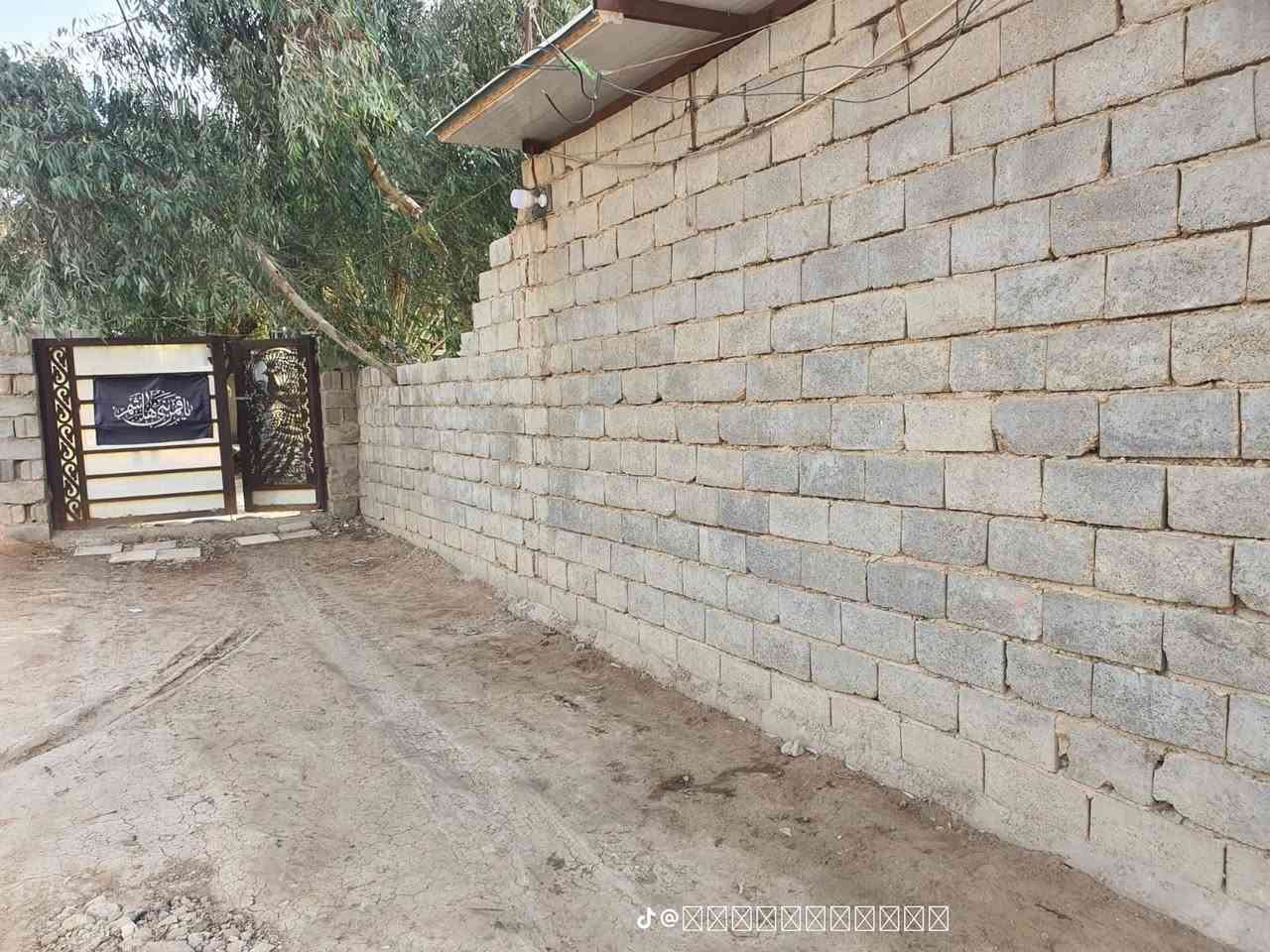 السلام عليكم بيت طابو زراعي سند ٢٥ بسمي المساحه الكليه ٥٠٠م مساحة الدار ١٠٠م يتكون من غرفة نوم وصاله وهول ومطبخ وصحيات داخليه ومحلات عدد ٣ مأجرات موقع الدار الشارع الرئيسي بني ساله الموئدي إلى طويريج بداية بني ساله السعر ٩٥ مجال قليل للاستفسار اكثر ***********
