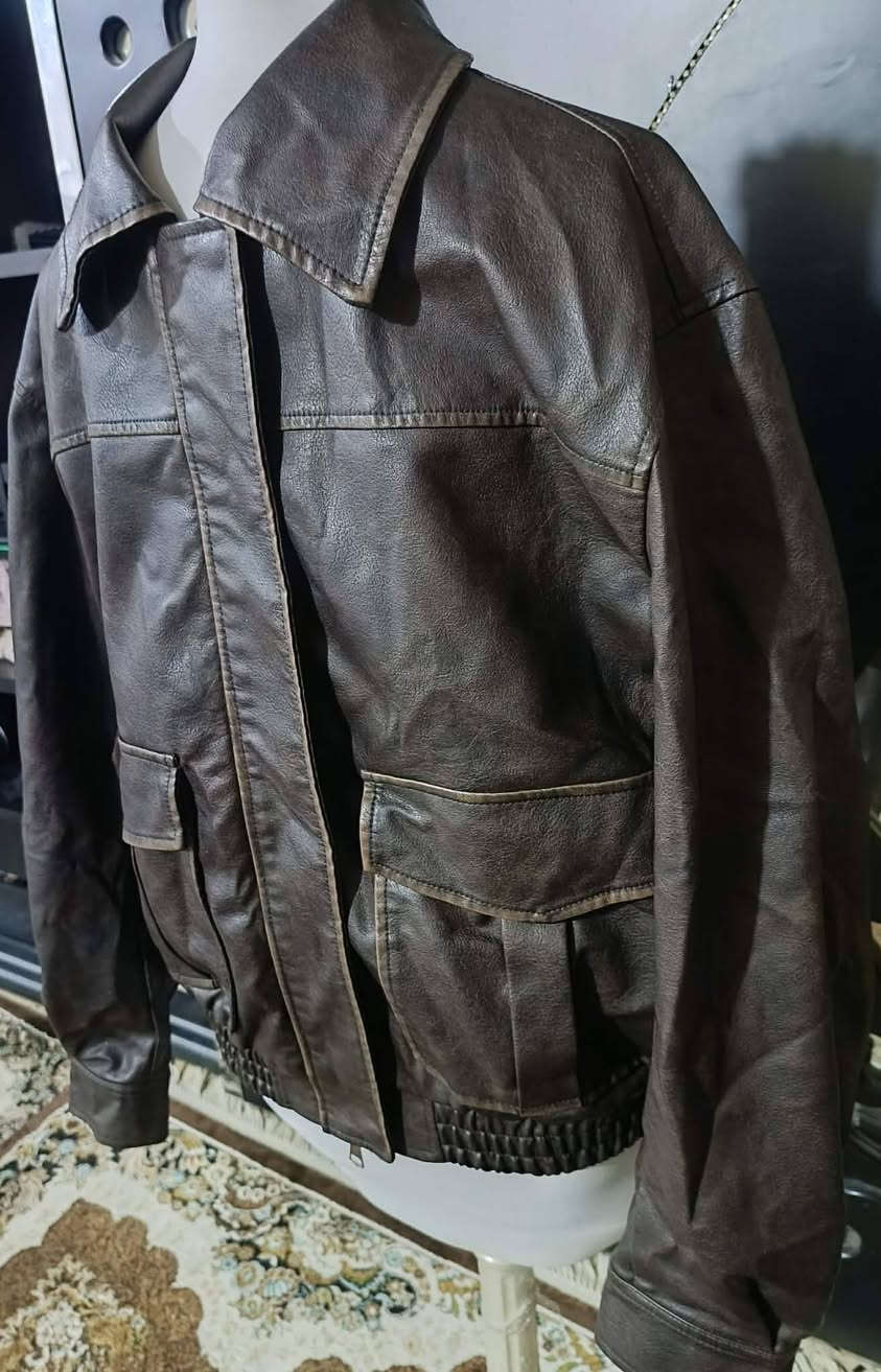 قمصلة جلد رجالي قياس L اللون قهوائي  السعر ٢٥ مع التوصيل 
*********** واتس اب
