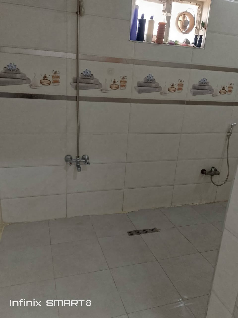 للبيع المساحه الكليه 625م بناء البيت 100م السقف سندويج حديقه اماميه وخلفيه كامل خدمات طابو زراعي سند 25 الدوره هور رجب العدوانيه السعر 85الاتصال ***********
