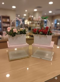 خذ هديتك من مود الهدايا وخلي الهدية تحچي عنك 😍 علب ورد ثابتة بألوان ها...