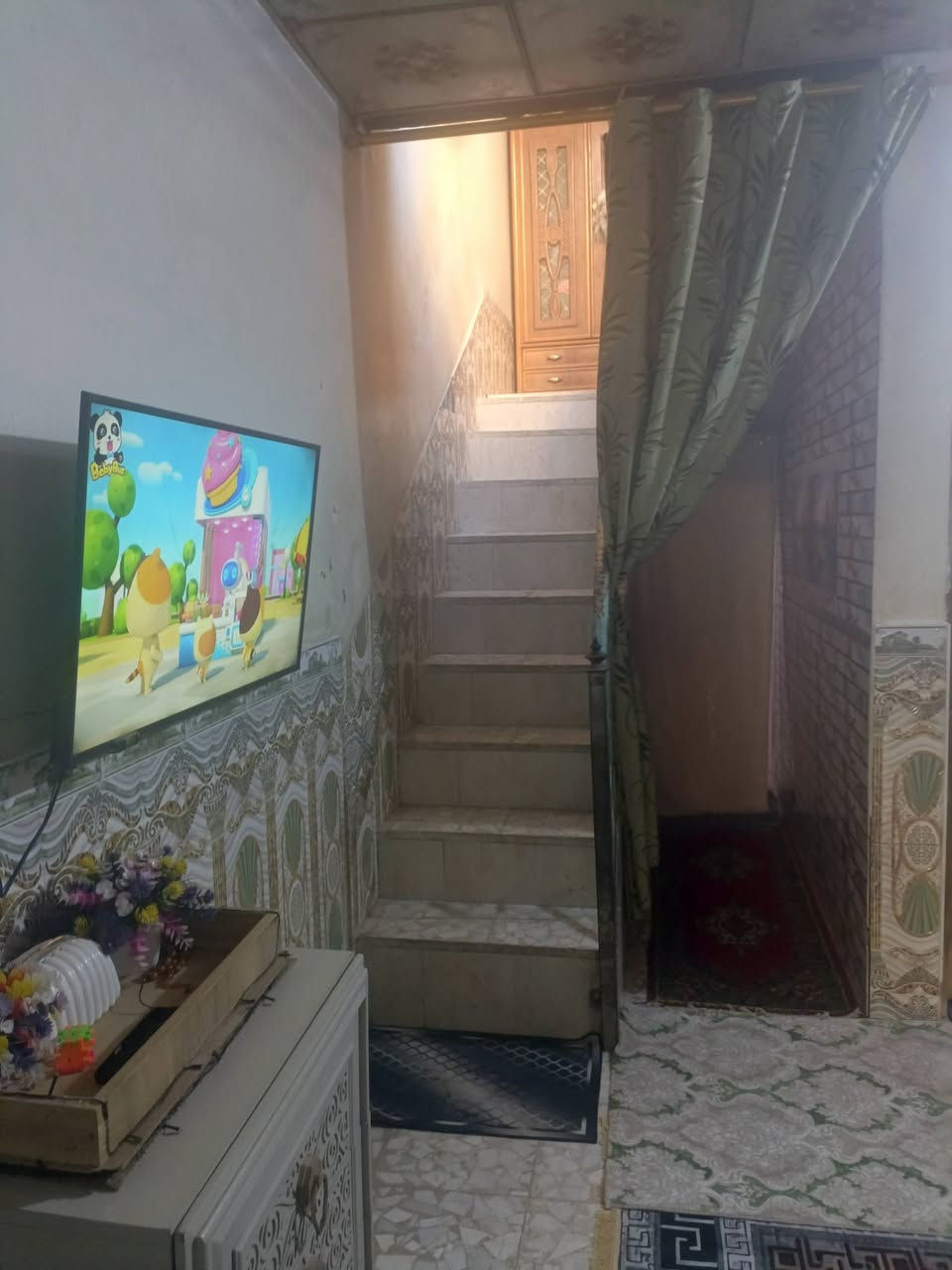 يالله يارزاق 🏣
🏠بيت للبيع 115 متر م للبيت.طابقين 🏣  طابوزراعي مشمول بلتطوب 

كوفه. نفق المختار مالت حي ميسان شارع مدرسه تل الزعتر
 
شارع الزوار قرب متنزه جنات الكوفه 

ألرضيه كاشي   سراميك كامل من كلشي بيت كلش نضيف 

يحتوي ع غرفتين جوه. وغرفتين. فوك العدد 4غرف 

+ صاله عدد 1 + مطبخ + استقبال +صطح كامل + ساحه + تخاريج خارجيه وداخليه 
ا
التفاصيل تصل *********** وتساب.
