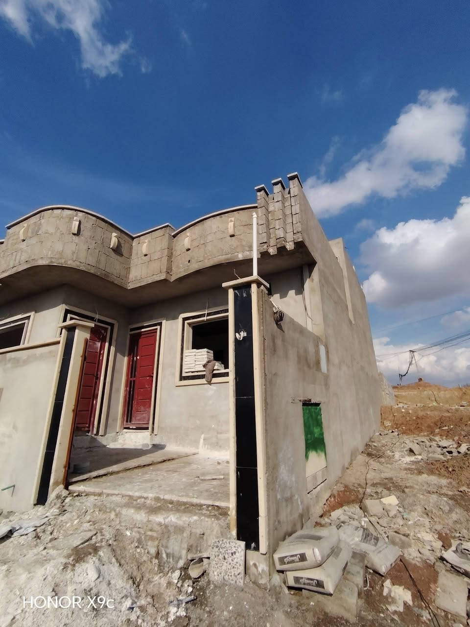 دار للبيع في حي القوسيات
قرب مركز الشرطه 

المساحه.   150.   م. 

وجها.   10.  نزال.   15.  م 

يتكون من غرفتين نوم هول استقبال مشتملات مطبخ كراج 

اتجاه قبله تام. 

سند زراعي نموذج 25حق التصرف سند ابيض 

خدمات ماء كهرباء التبليط 20متر 
بناء حديث 

السعر.  40.  مليون بي مجال 

الاستفسار بل الارقام 

***********
***********
