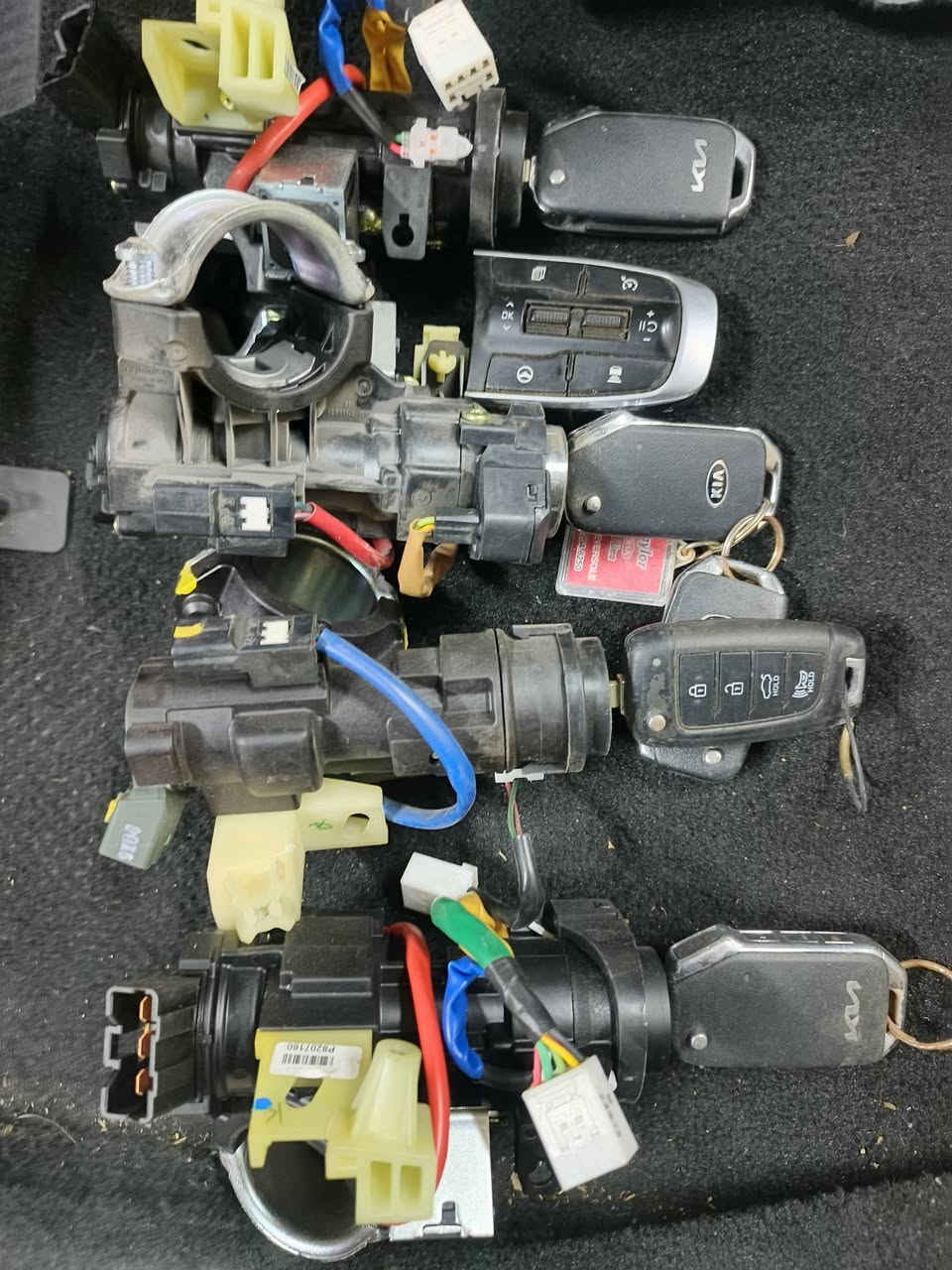 السلام عليكم جوزه مع ريمونت اصلي تفصيخ وارد أمريكي من مديل ١٩ الى مديل ٢٥ شرط اصلي تفصيخ انوع السيارت الموجوده فورتي صول كونه اكسنت ***********
