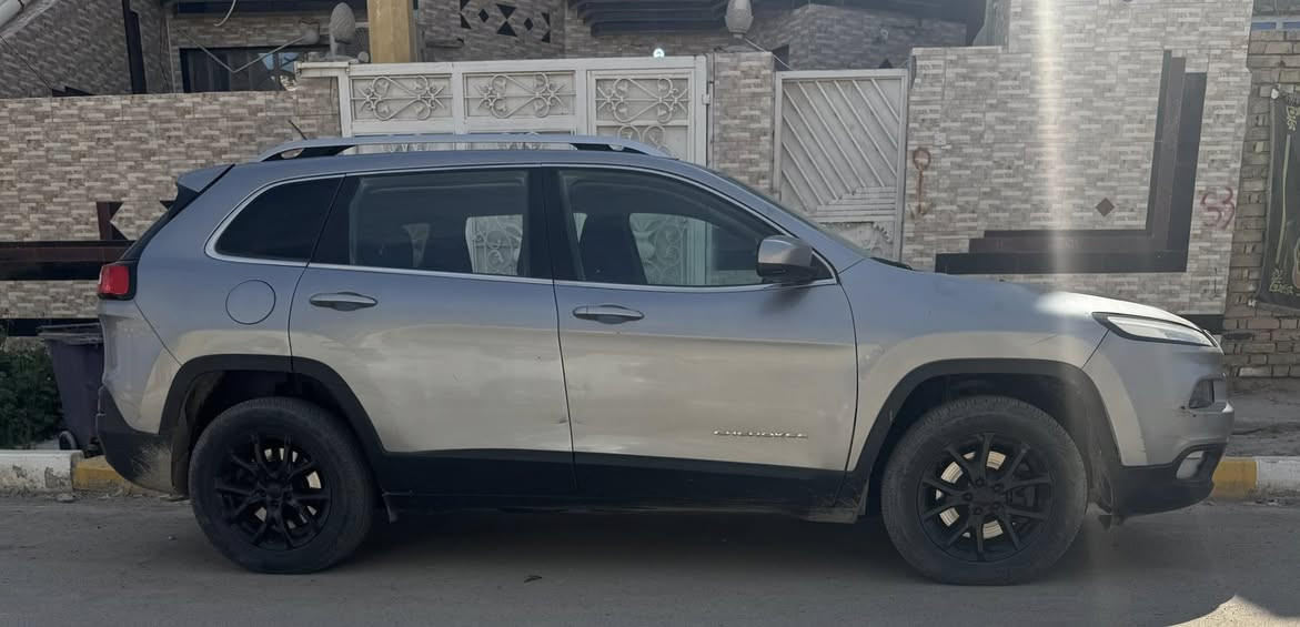 جيب بزون شيروكي 2017 مواصفات لاتيوتد
محرك 6 سلندر 3200
كير + محرك مكفولات
حادثها موضح بالصور 
وفحص السياره مرفق
ماشية 112 الف ميل
سيارة بوضعية جيدة 
حدادية  جديده 
تبريد  100%
تايرات جديد
رقم كربلاء + هزة جديد
سيارة مناقصها اي شي 
بسعر مناسب  120 وبيه مجال 
مكان السيارة ذي قار الشطرة
 ***********
