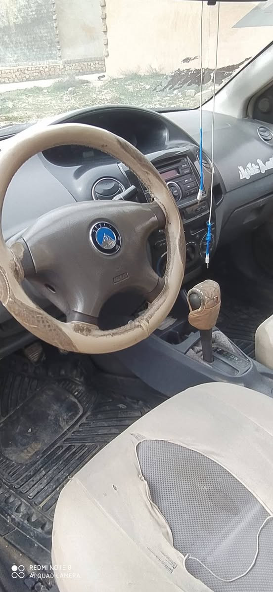 السلام عليكم . جيلي تكسي للبيع موديل 2011  توماتيك محرك كورلا يارس رقم بغداد مشروع وطني الشرعي بالموصل موجود كابون بانزين السنوية باقيله شهر تقريبا هيئة غرامة تاخده مصفرة 
السعر 35 بيه مجال  
رقم تلفون ***********
