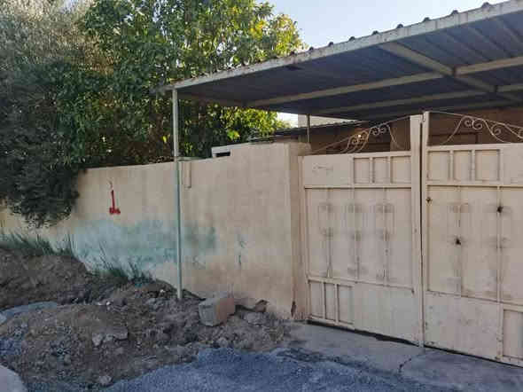 السلام عليكم يوجد بيت للبيع مساحة 300 متر طابو سكني في قرية عواد شارع دكتور جاسم رقم الهاتف للاتصال ***********  ابو حسين
