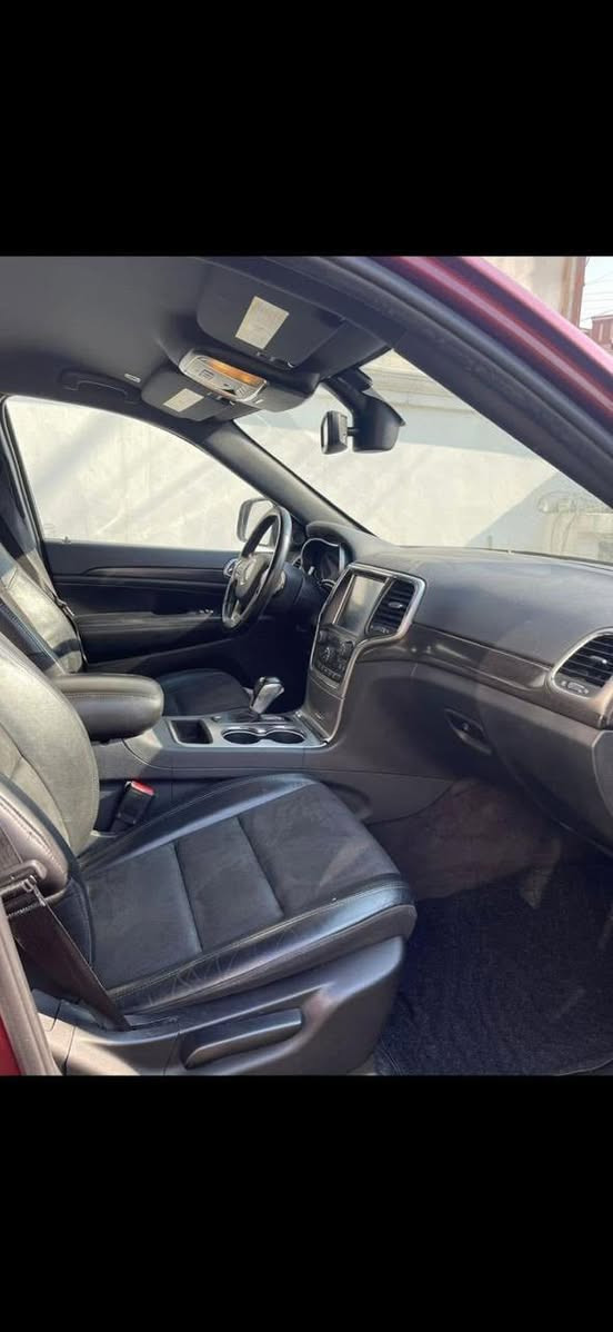 جيب كراند شيروكي بلاك توب كرزي مديل 2018  باسمي ماشيه 130 الف مايل  تنباع بالاقساط اذا مقدمه 130 والباقي حسب الاتفاق  الأمامية كهربائية . 
* صفي المقاعد الأمامية مع تبريد وتدفئة . 
* صف المقاعد الخلفية مع تدفئة . 
* انظمة القيادة على حلبات السباق . 
* نقطة عمياء .
* ويل سومت بلاد قياس 20 انج .
* مقود السائق من الجلد  .
* مقود السائق كهربائي . 
* تدفئة ستيرن .  .
* شاشه كبيرة مع نفكيشن GPS . . 
* المصابيح الأمامية مع LED لايت . 
* كشافات ضباب بروجكتر زنون . 
* سقف المقصورة مغلف بالشاموا . 
* تشغيل عن بعد .
* صندوق كهربائي .
* حساسات أمامية . 
* حساسات خلفية .
* كاميرا خلفية .
* بخاخ ماء لتنظيف المصابيح الامامية .
* مرايا متحسسه للضوء العالي . 
* مرايا جانبية قابلة للطي . 
* بلوتوث تلفون . 
* محدد سرعة . 
* نظام بريك اوتماتيكي ( Auto Break System ) .
*نظام صوت هارمن كاردون
محرك هيميً

ملاحضه/ محرك مستحق بس بشرط لاخربطه ولاكلوب مشتغل بلسياره حته جيك مامشتغل 
مكانها نجف  سعر مناسب سياره جديده كلش 
***********
