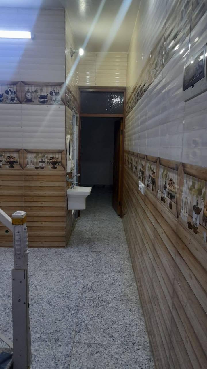 السلام عليكم دار للبيع في حي البساتين شارع احمد الوائلي فرع قصابة ومشويات الموسوي المساحة واقع حال 53م واجهة 3.55م في نزال 15 يحتوي على صالة ومطبخ وغرفة نوم وخدمات في الطابق الارضي وغرفة وخدمات في الطابق الاول لايوجد فيه اي ضرر السعر المطلوب 80 وقابل للتفاوض للاستفسار الاتصال على الرقم *********** والرقم الثاني ***********
