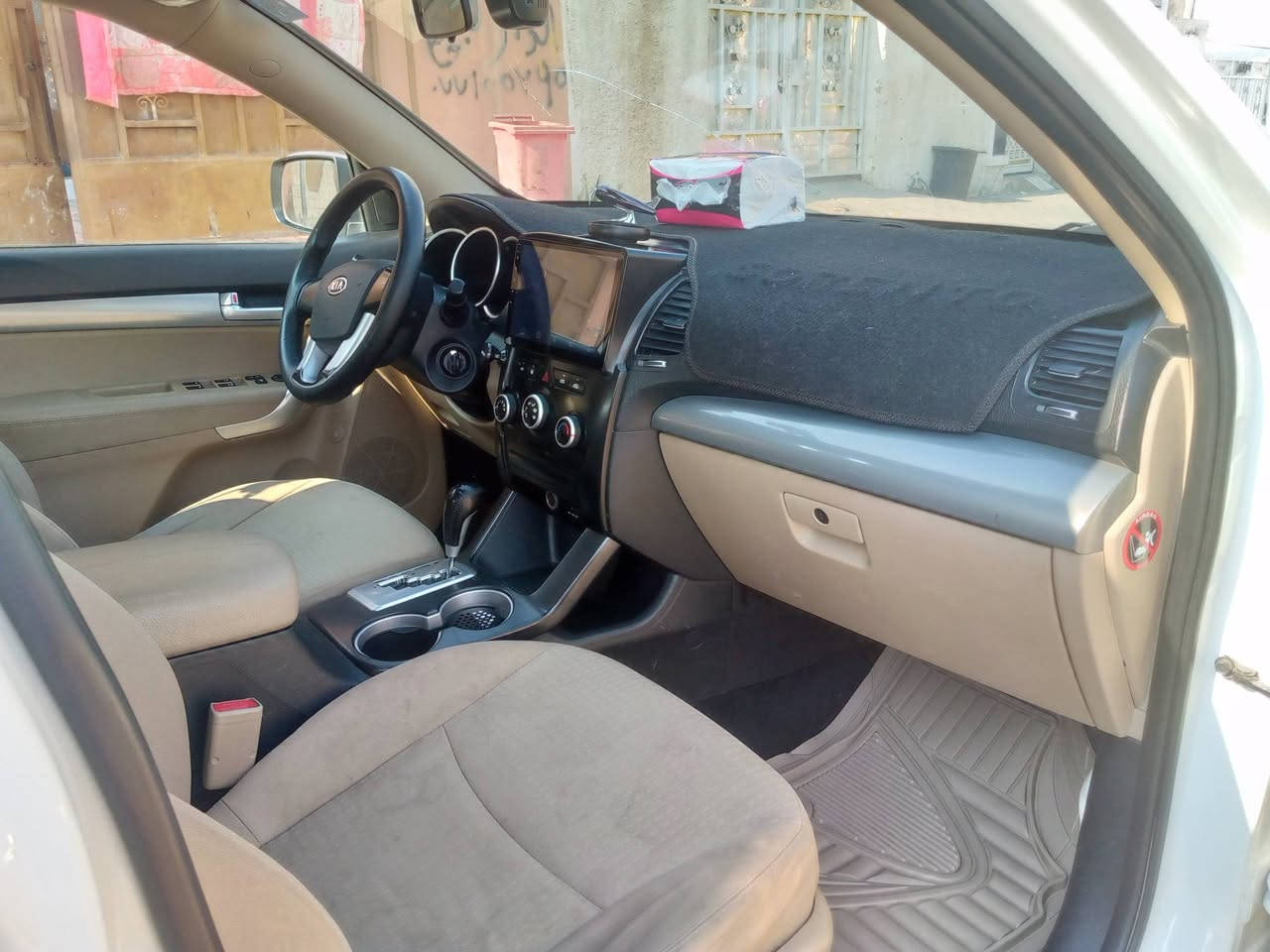 سلام عليكم سورينتو موديل 12 للبيع سياره خليجيه كفاله عامه سبعه راكب محرك اربعه  محرك جديد كيره جديد داخله حلو ونضيف ولي يحب  يتواصل هاذا رقمي متواجد وتساب ***********
