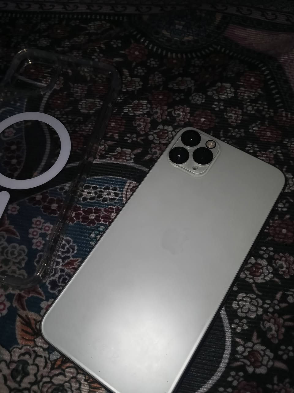 11 برو ماكس
لون ابيض

ذاكره 64 
بطاريه75 
فيس ايدي شغال 
جهاز وضع شركه 
سماعه داخليه تشكل مرات تشتغل مرات لا 
ملاحضه شاشه بيها شخوط !
كاميرات دمعه 
سعر 230 بي مجال 
+9647891272335
*********** 
مو شراي لادوخني
