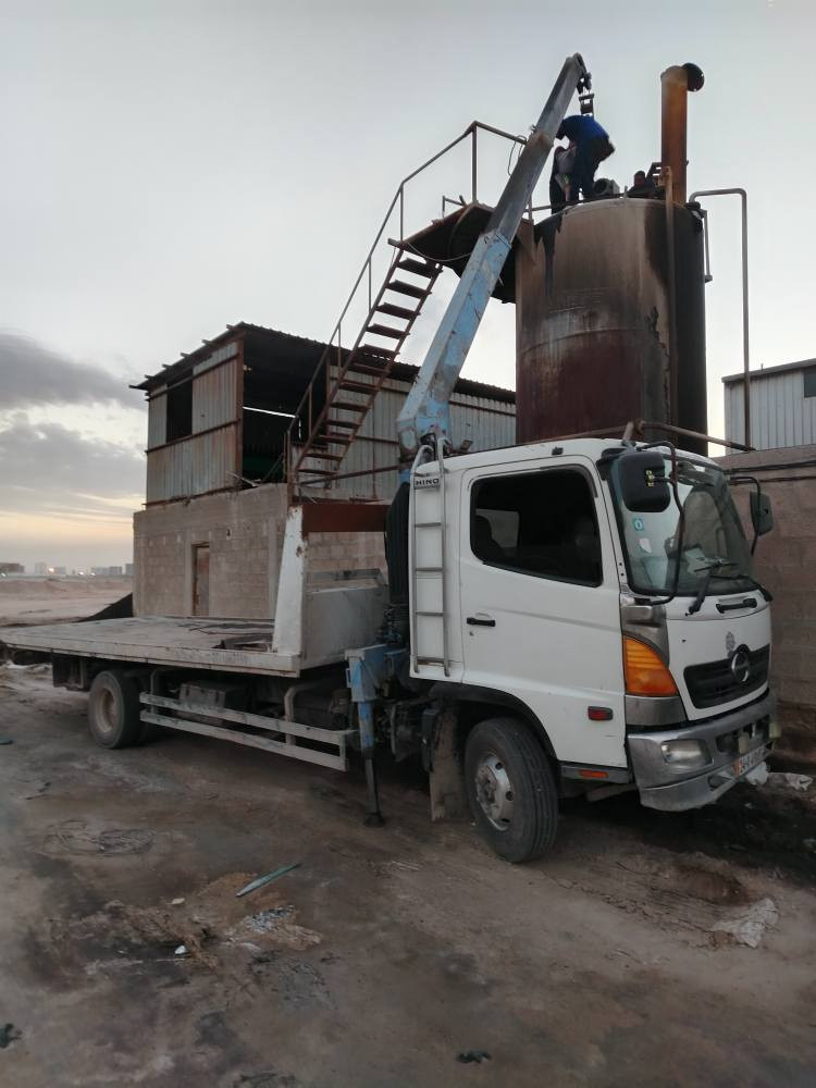 هينو سطحه وكرين موديل ٢٠٠٢ بسمي هزه جديده مو معلايه السنويه لغايه ٢٠٣٠ السطحيه ٦ متر وعرض ٢٣٥ والكرين اف اكس سلايتين السعر ٣ دفاتر البصرة الزبير ***********او *********** الزبير, البصرة
