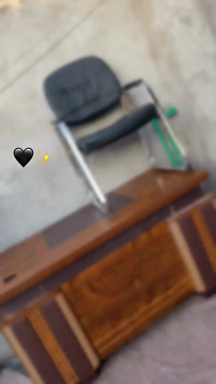 مكتبه مع كرسي جلد نضيفه بسعر ٧٥ وفيها مجال الزبير حي خطوه


**إذا كنت صاحب هذا الإعلان وتريد حذفه لأي سبب، رجاءا أرسل رسالة إلى الدعم الفني**