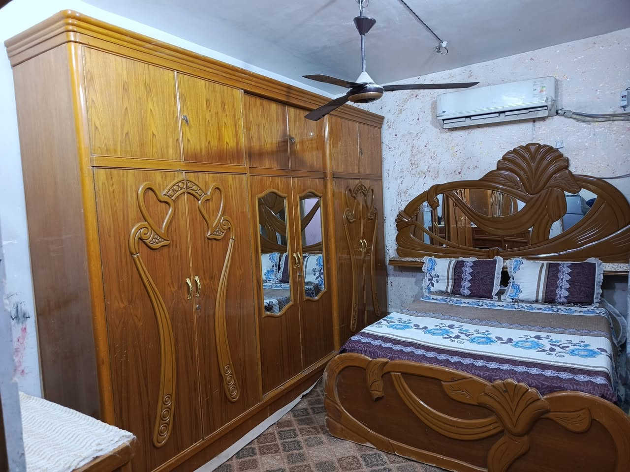 غرفة للبيع تسكام نجارة عراقي درجة أولى السعر مليون 100وبي مجال مكاني النجف حي الرحمة***********
