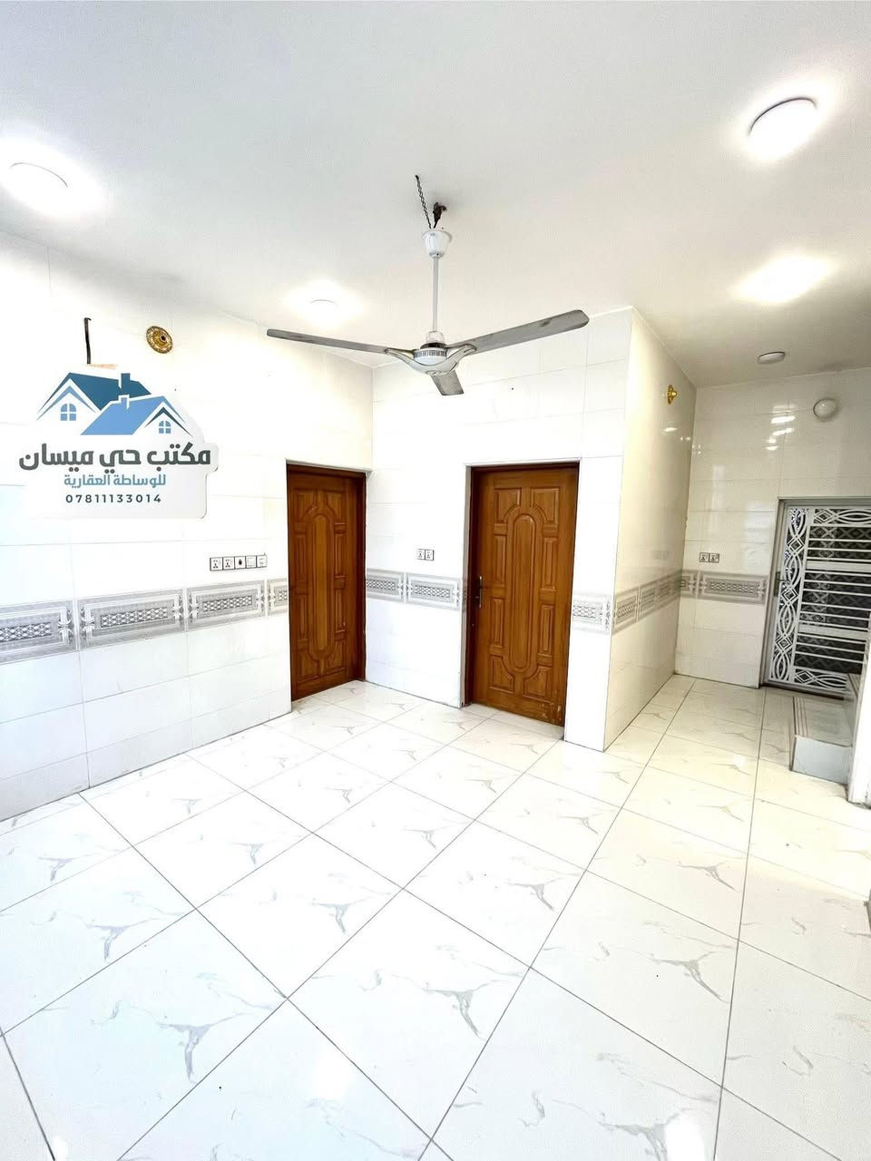 للبيع بيت 100 متر مربع واجهة 10 متر طابق و نص شارع 10 متر مفتوح على التجاري الشريط قطاع 77 حي ميسان موقع مميز يحتوي الطابق الاول على غرفة و صالة و مطبخ و استقبال و صحيات داخلية و خارجية و الطابق الثاني غرفة السعر 130 وبي مجال للأستفسار اتصل ***********
