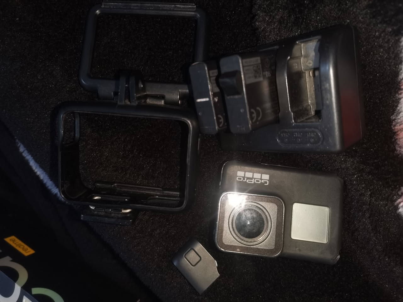 كوبرو فحم
كامره شغاله مع رام 128
ستاند كامره او موبايل واحد للصدر وواحد للخوذه
ادفع سعر وشايف خيرهم
*********** واتساب
