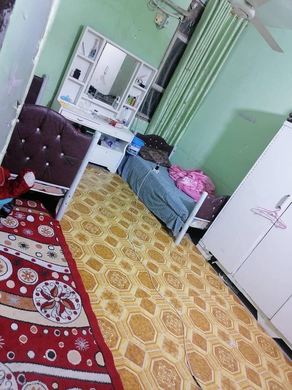 السلام عليكم بيت للبيع في حي رمضان المساحه ١٨٠ وفي السند ١٥٠ بي خمس غرف نوم كبار وصالتين ومطبخ وبراني ومجموعتين صحيات موقعه مميز وكلشي قريب عليه سعره ١٤٥ مليون وبي مجال للشراي للاستفسار ***********بي بس واتساب