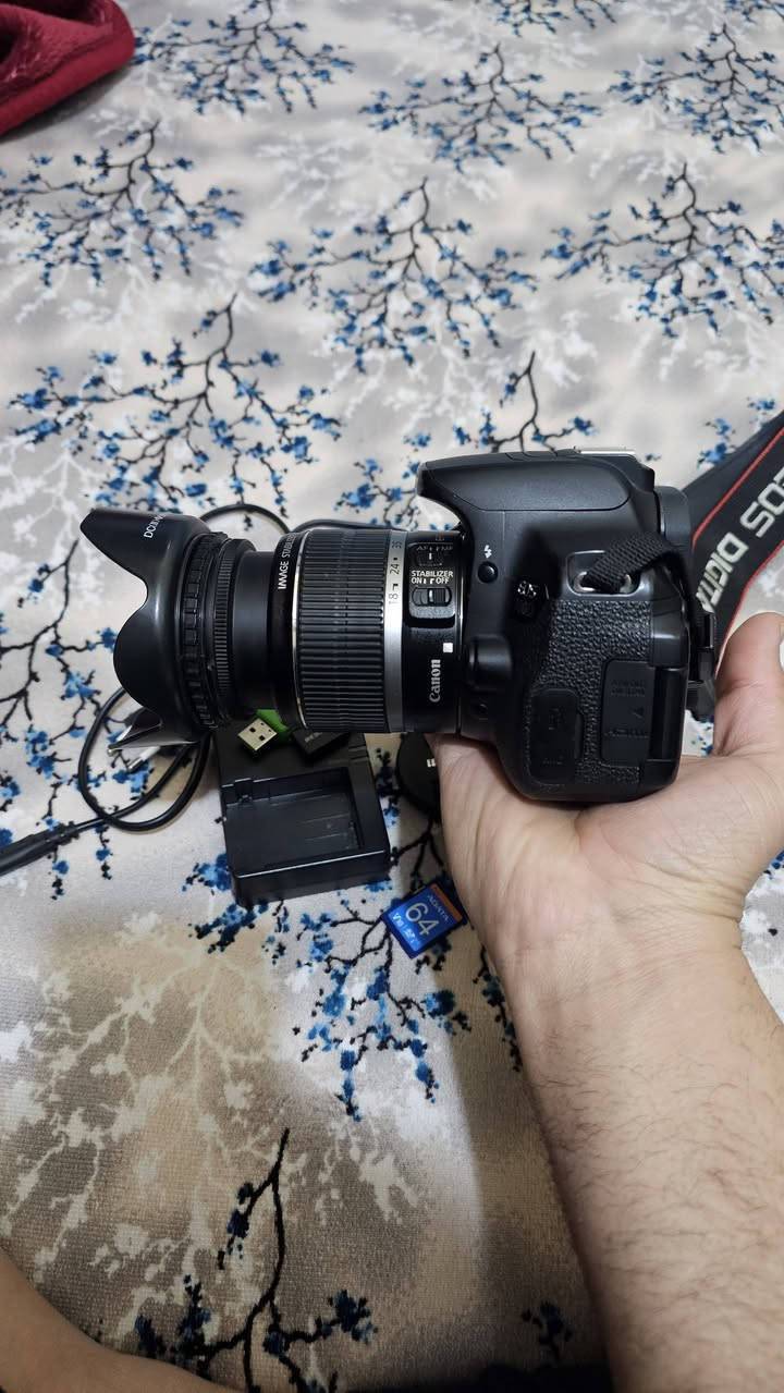 السلام عليكم كامرا كانون 700D مع عدسه 18 55 
الكامره نضافه ١٠٠ استمال جدا قليل مع رام ٦٤ ما بطاريه وشاحنه وهود للعدسه وقبق العدسه مع حزام الكتف وتحويلات السعر ٣٥٠ 
توصيل موجود مكاني نجف ***********
