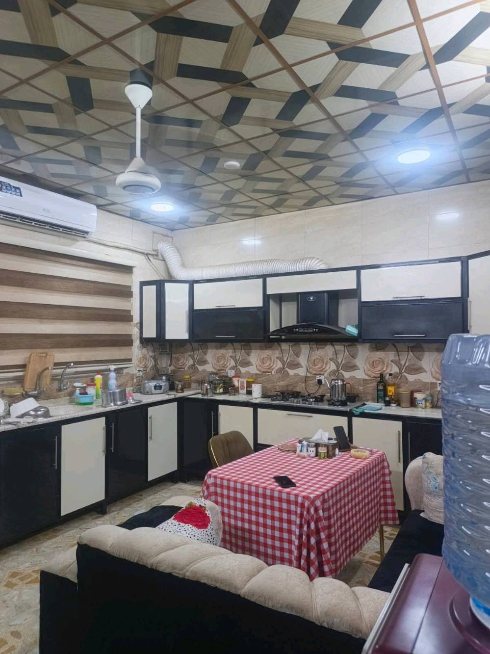 سلام عليكم 
دار للبيع
مساحة 200م
10×20
طابقين 4 غرف نوم صحيات 2 شقوف ثانوية طابقين 
ابواب قاصة 
الارضيات كاشي كل البيت 
المجاري منهول سبتتنك
الاناره بوري دفن قابله للتبديل 
الشبابيك بلاستك وكتائب حديد 
كراج وحديقة 
ممرات خارجية خلف البيت 
السطح شتايكر 