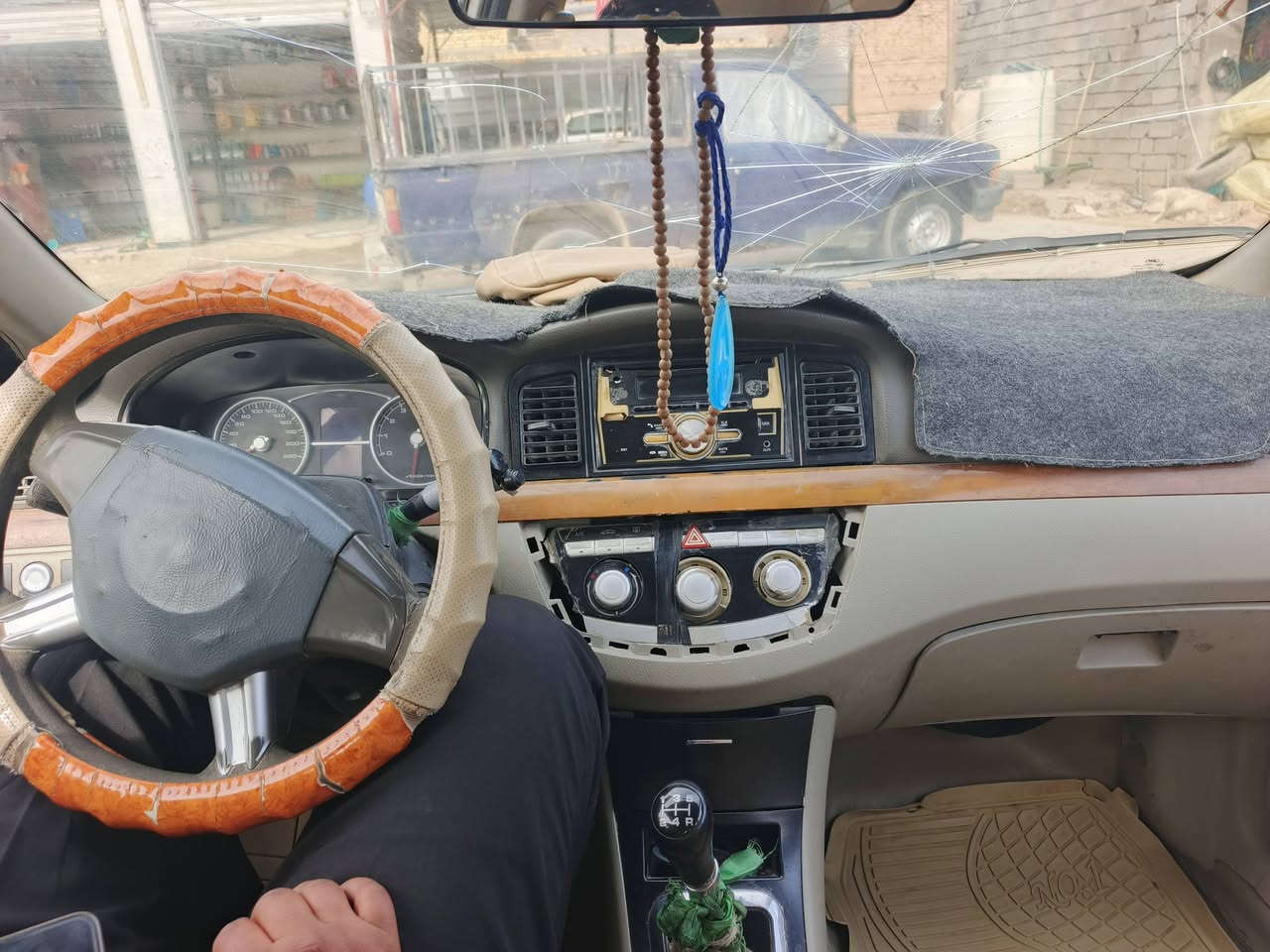 ليفان موديل 2013
مكينه كورلا كير عادي
حداديه زينه تخم تاير
رقم ذي قار وكاله عامه عدي 
علما انه سياره قاصرين وبالغين 
سياره حلوه ونضيفه
سعر20 مكاني ذي قار الغراف لاستفسار اكثر 
***********
