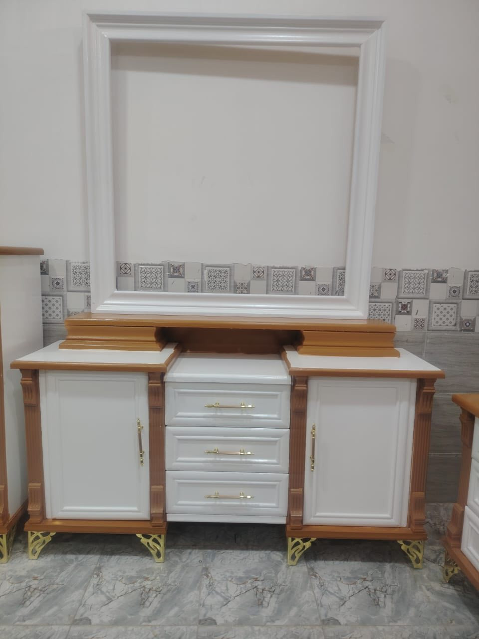 بسم الله.. اللهم صل وسلم على نبينا محمد وال محمد 
             (  معرض الهاشمي للأثاث العراقي)) 
                      #نقد_واقساط
اليوم اكتمل عدنا موديل #الجوهرة
 متكونه من؛
💥كنتور ٦ أبواب طابقين طول الكنتور ٣.٥٠سم
ارتفاع الكنتور ٢.٥٠ سم
💥زاوية بأرتفاع الكنتور
💥ميز مرايه
💥جزامة
💥جربايه مع كومديات عدد ٢
💥الصبغ الأبيض بصاجي حراري من الدرجه الاولى
...
تفاصيل الغرفة.. داخل صاج طبيعي ١٠٠٪
خارج الغرفة ndf من الدرجه الثقيل
ظهر الكنتور شد براغي جرجوبه
....
💥 كل هذا العرض بمليونين و ٧٠٠ الف فقط
........
💫 #توصيل لجميع محافظات العراق


**إذا كنت صاحب هذا الإعلان وتريد حذفه لأي سبب، رجاءا أرسل رسالة إلى الدعم الفني**