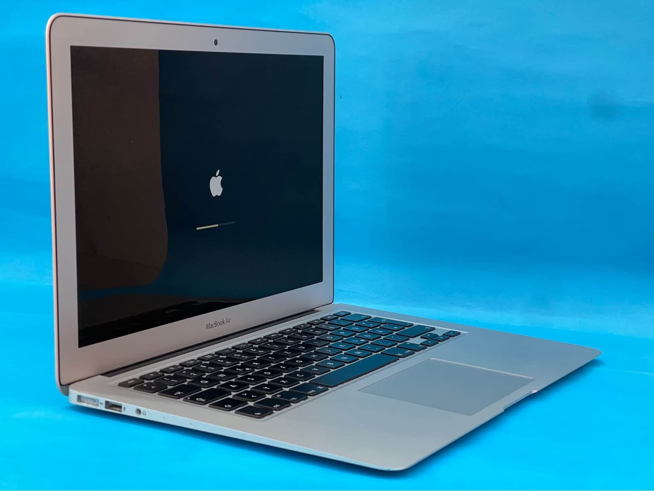 ماک بوک خاوێن بێ کێشەیە تەنها لە خوارەوەی شاشەکە وەک لە وێنەکە دیارە بەربۆتەوە شوێنەکەی دیارە بۆ کار و باری رۆژانە زۆر باشە و بێ کێشەیە 

MacBook Air 13-inch Early 2015

Processor 

1.6 GHz Dual-Core Intel i5

Memory 

8 GB 1600 MHz DDR3

Storage 

Macintosh HD 128 GB 

Graphics 

Intel HD  Graphics 6000 1536 MB

Time Cycle 

Count 460

ژمارە مۆبایل

0750 423 7688 أربيل, العراق
