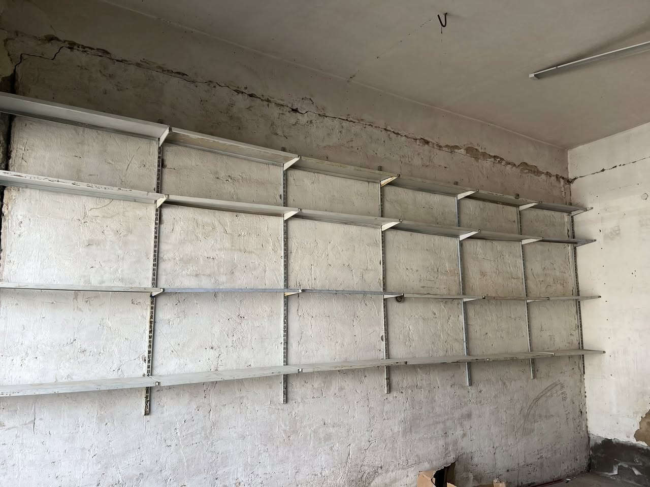 السلام عليكم عندي هاي الرفوف مستعمله للبيع 
اكثر من ١٠ متر 
السعر  الكلي 150000
المكان سامراء 
رقم الهاتف ***********
