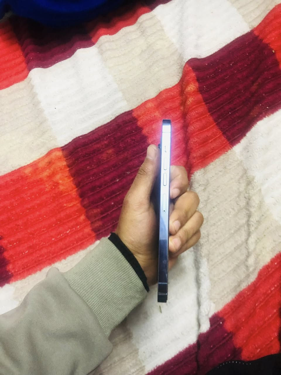 السلام عليكم ١٣ برو ماكس ذاكره ٢٥٦ مبدل فقط كامره اصليه بطاريه ٨٣ مستعجل ع بيعته السعر ٥٢٥ وبي مجال التواصل ***********
