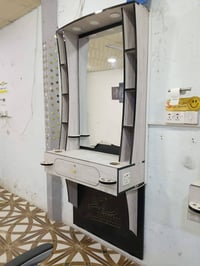 ميز حلاقة • للبيع