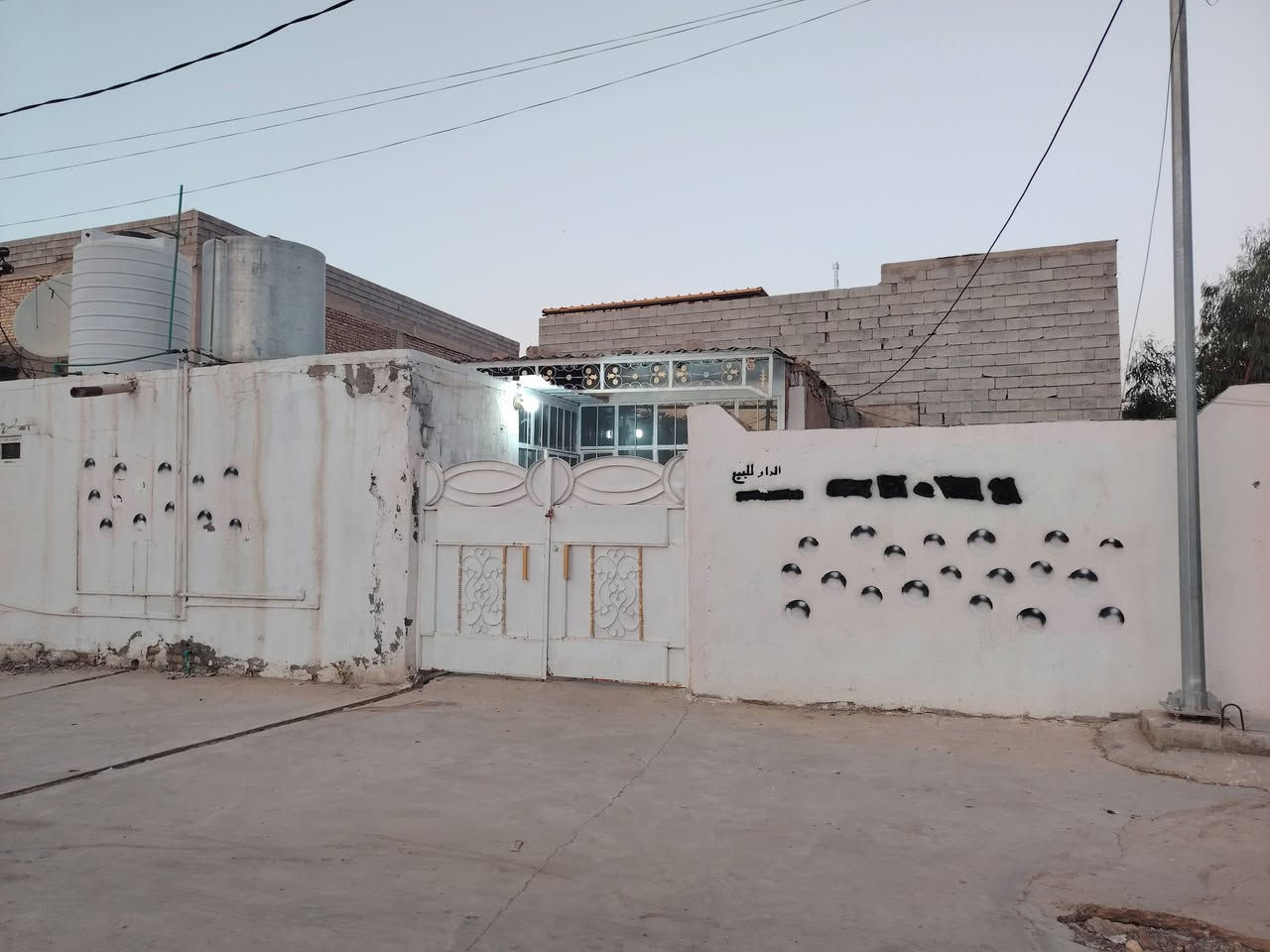 سلام عليكم بيت في خانقين محطه قريب مستشفی مساحه 150متر للبيع  تلاث غرف وطارمه مع صحيات سعر 28 وبي مجال للاستفسار ***********
