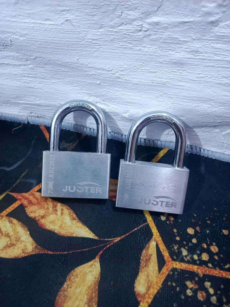 السلام عليكم سنسله 5 امتار الثقيله وقفاله اثنين جددد ما مستخدمهن والله سعرهن 20 عنواني الماجديه شارع جامع الرقم ***********
