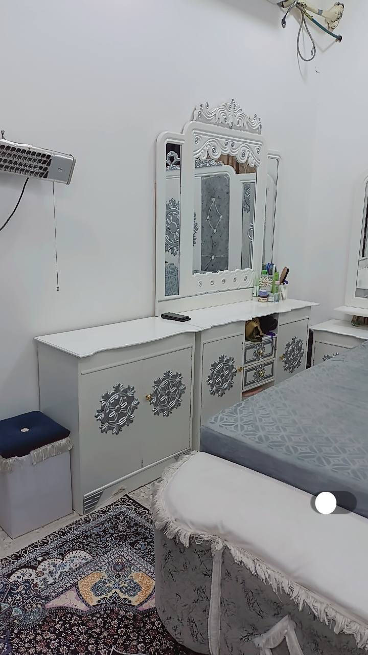 للبيع غرفة نوم
متكونة من تسع قطع 
١/شازلونة 
٢/طابورية 
٣/كنتور
٤/زاوية ملحق 
٥/كومديات جانبية عل يمين ويسار
٦/جرباية 
٧/ميز مراية 
٨/كومدي احذية (جزامة )
العنوان /بغداد _حسينية المعامل 
السعر عل خاص


**إذا كنت صاحب هذا الإعلان وتريد حذفه لأي سبب، رجاءا أرسل رسالة إلى الدعم الفني**