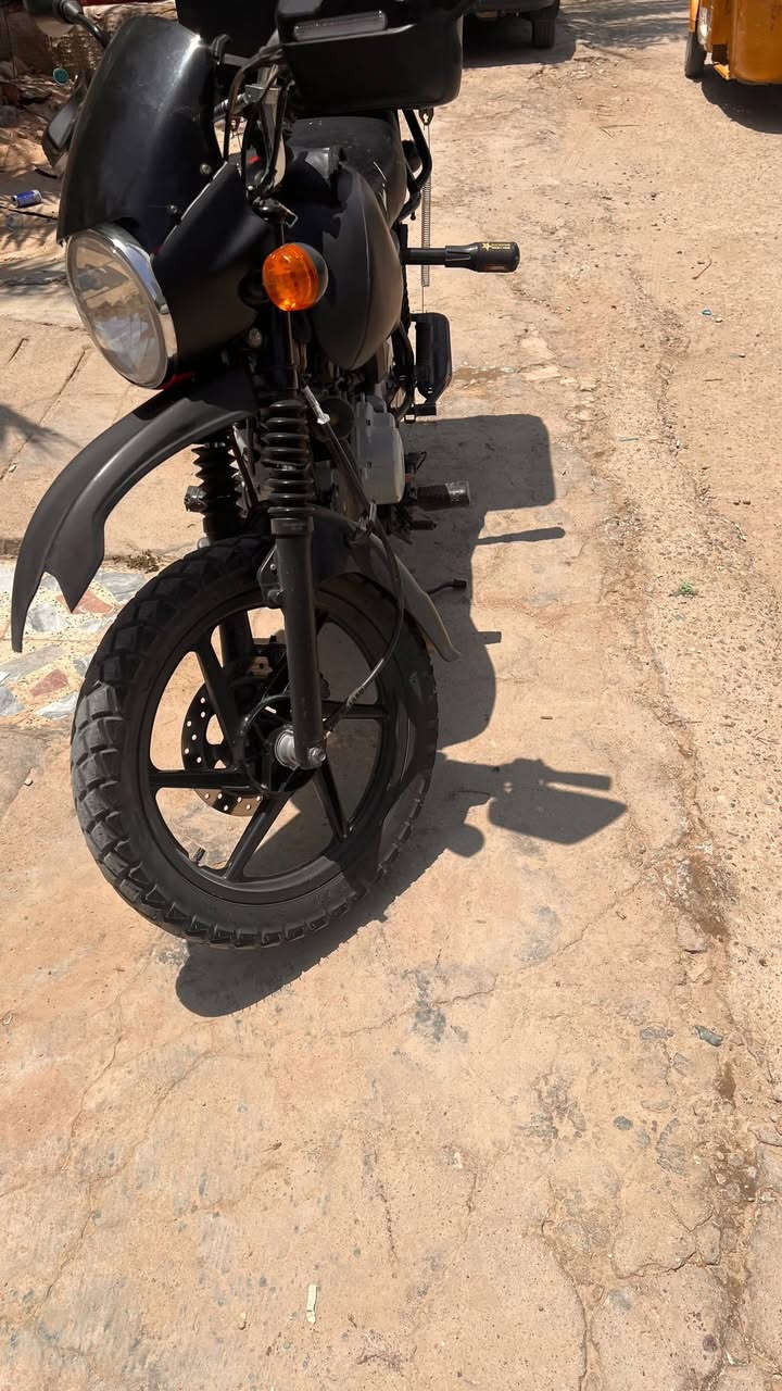 سلام عليكم بوكسر موديل 23 مجفته غراض كله اصلي 
رقم وسنويه الدراجه خير من الله شلعه ومعدل وناقصها بس خيال الدراجه شغاله كهربائيات اشاير بك لايت لايت رباعي 
السعر مليونين وبيها مجال
الرقم  فقط واتساب ورصيد***********
