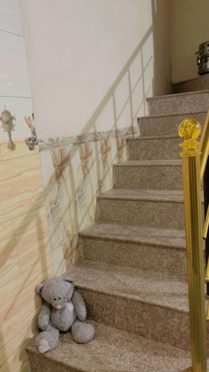 من رخصة صاحب الكروب المحترم  بيت في مدينة الصدر قطاع 27قريب ع شارع ستين بيت نضيف قطاع مقرنص مساحة 144متر 
طابقين و بيتونه وسطحين 
الطابق الاول يحتوي ع استقبال وغرفة ومطبخ وصاله كبيره ومنور وترك وخدمات 
والطابق الثاني يحتوي ثلاث غرف نوم  غرفه منهم ع كبر الاستقبال وصاله كبيره وخدمات 
بأمكان المشتري يسوي البيت بيتين منفصلين .للاستفسار والمعلومات الاتصال 
***********
